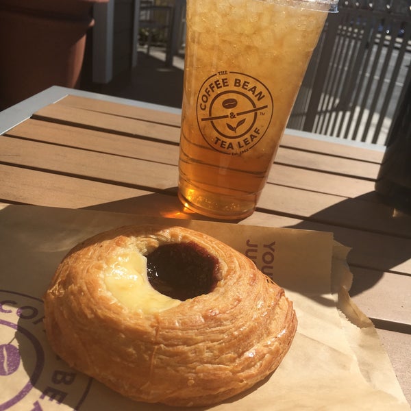 Photo taken at The Coffee Bean &amp; Tea Leaf by Smplefy on 2/24/2019