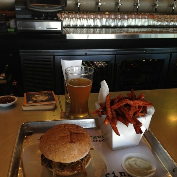 Снимок сделан в Crow Burger Kitchen пользователем Smplefy 9/15/2013