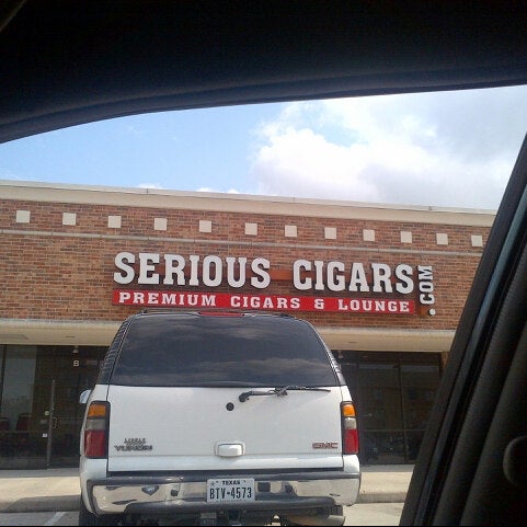 Foto tirada no(a) Serious Cigars por Jus K. em 5/15/2013