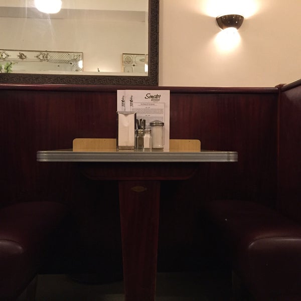 Foto diambil di The Senator Restaurant oleh Carlos S. pada 2/28/2018