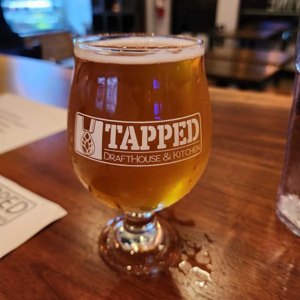 Photo taken at Tapped DraftHouse &amp; Kitchen - Spring by Victor M. on 1/26/2023