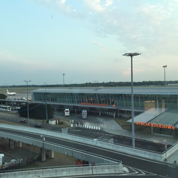Foto tirada no(a) Courtyard by Marriott Warsaw Airport por Doğukan K. em 8/9/2015