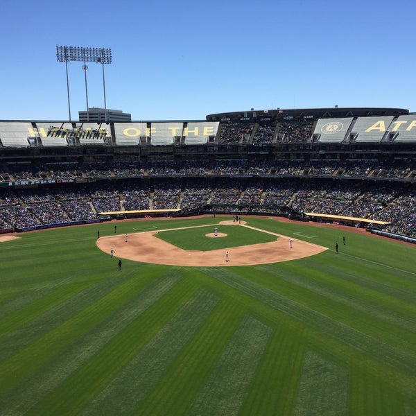 Foto tirada no(a) Oakland-Alameda County Coliseum por Brittany B. em 8/7/2016