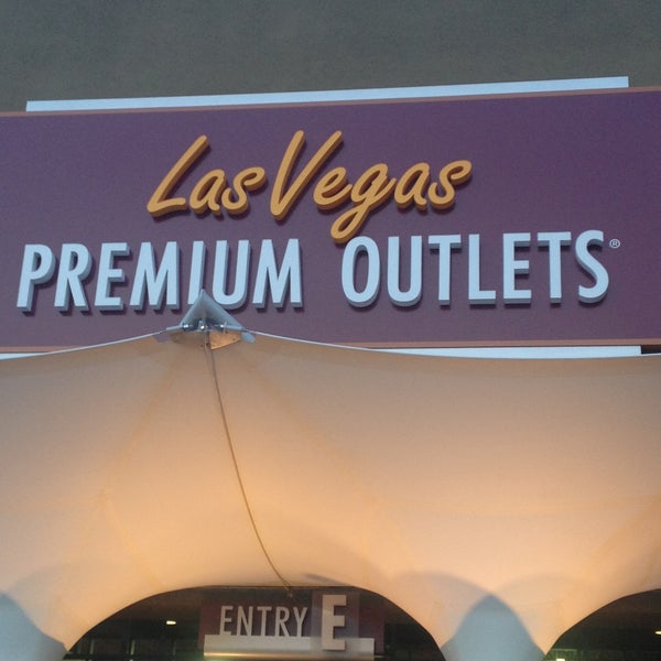 Outlet mall south of Las Vegas is largely empty