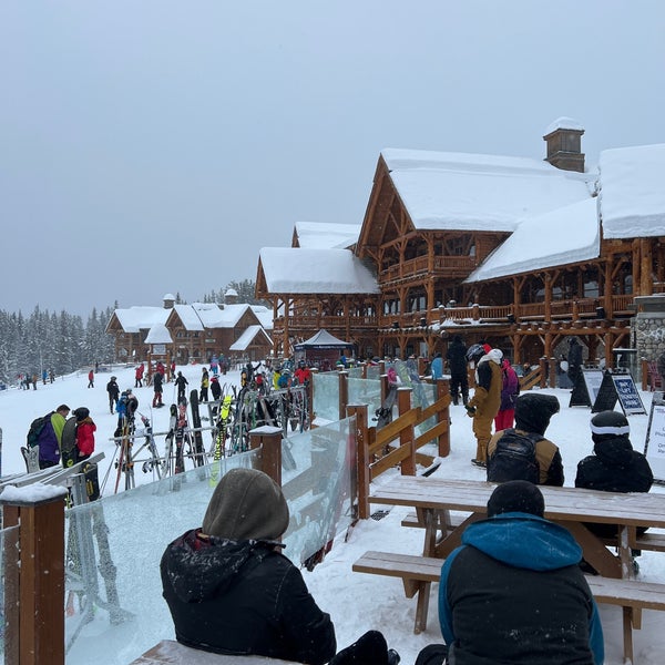 Foto tirada no(a) Lake Louise Ski Area &amp; Mountain Resort por Maleko A. em 12/18/2021