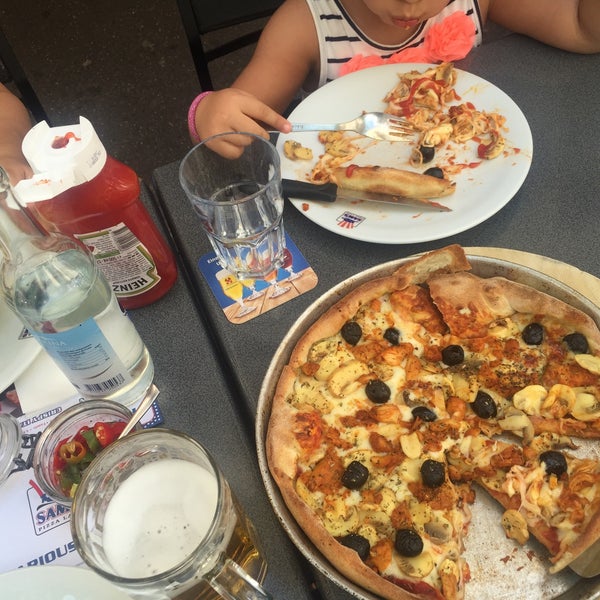 Foto scattata a Sam&#39;s Pizza Land da Ramin P. il 7/30/2016