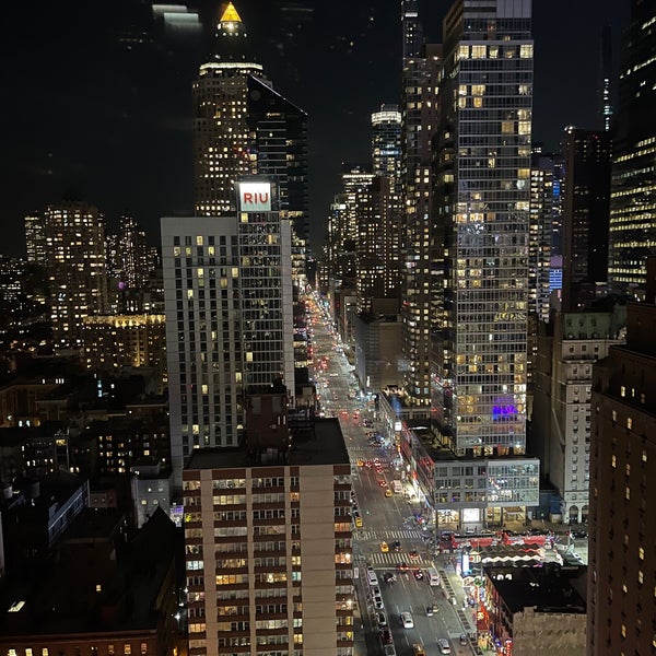 Foto diambil di InterContinental New York Times Square oleh Jean Y. pada 3/31/2022