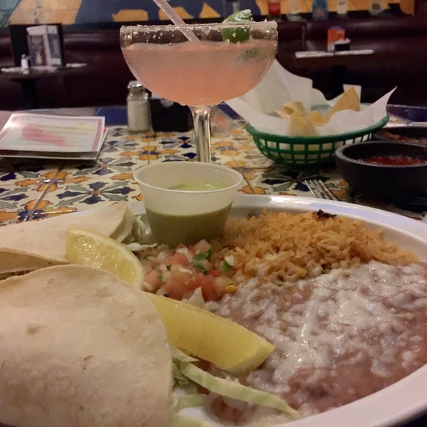 Снимок сделан в Los Toros Mexican Restaurant пользователем Jean Y. 3/26/2016