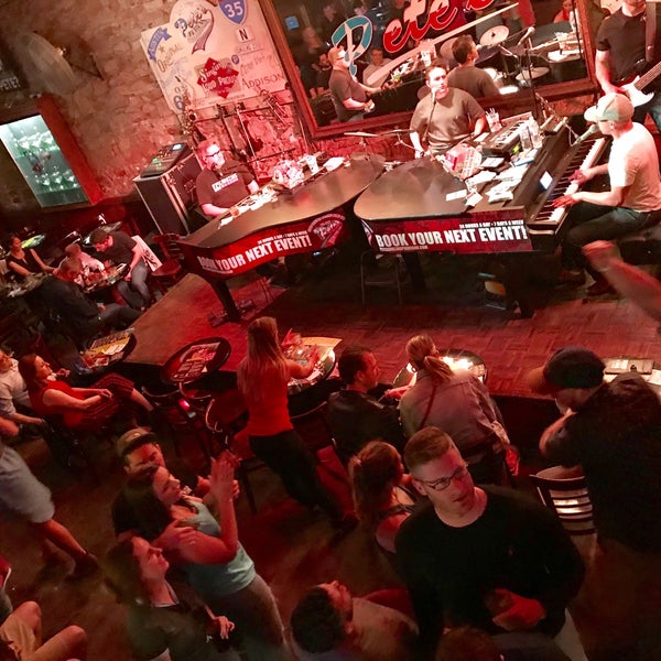 4/24/2018 tarihinde Jean Y.ziyaretçi tarafından Pete&#39;s Dueling Piano Bar'de çekilen fotoğraf