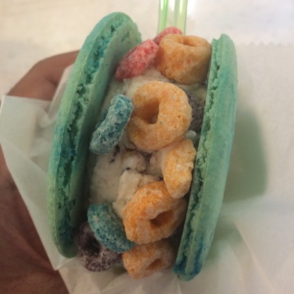 Service is great. You can taste flavors first. Macaroon ice cream sandwiches with various toppings.