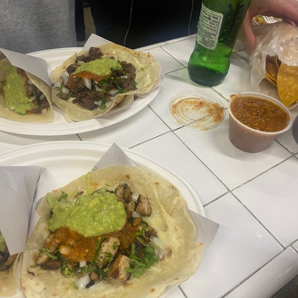 Foto diambil di Los Tacos No. 1 oleh Carli pada 11/23/2022