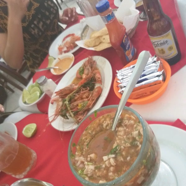 Foto diambil di Restaurante Hnos. Hidalgo Carrion oleh Gustavo L. pada 12/25/2019