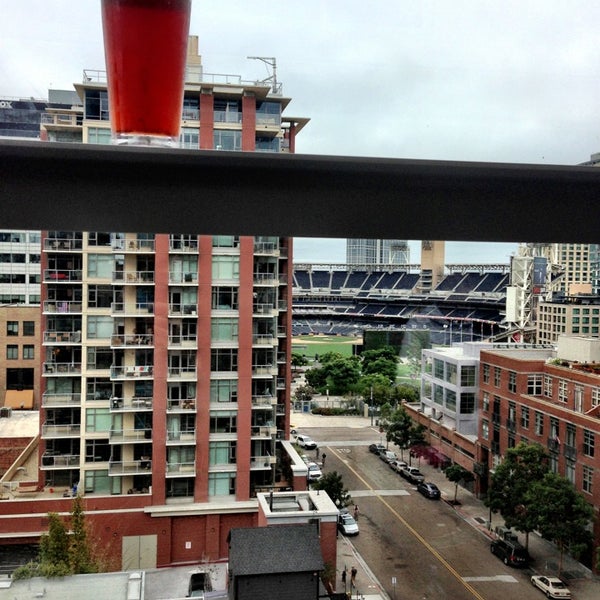 รูปภาพถ่ายที่ Level 9 Rooftop Bar &amp; Lounge โดย Ramon เมื่อ 7/5/2013