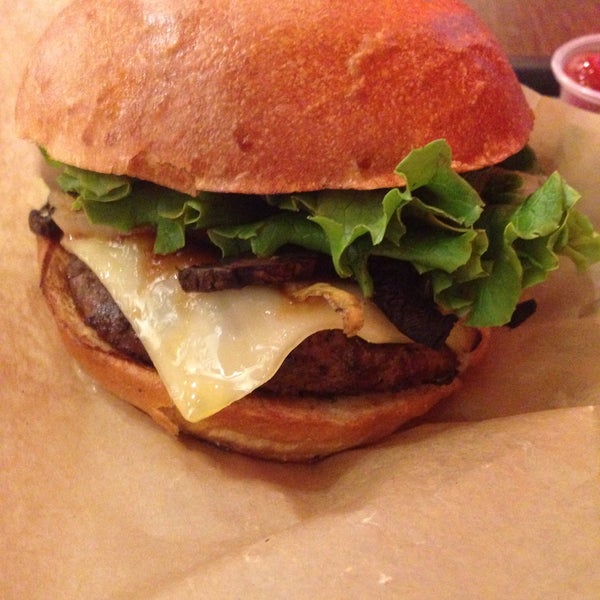 Снимок сделан в New York Burger Co. пользователем D S. 11/28/2016