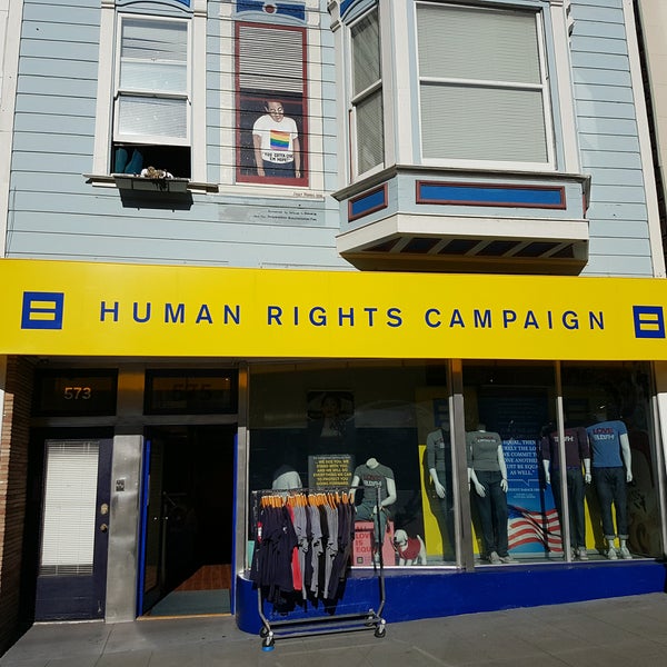 Foto diambil di Human Rights Campaign (HRC) Store oleh nosoymariachi pada 7/30/2016