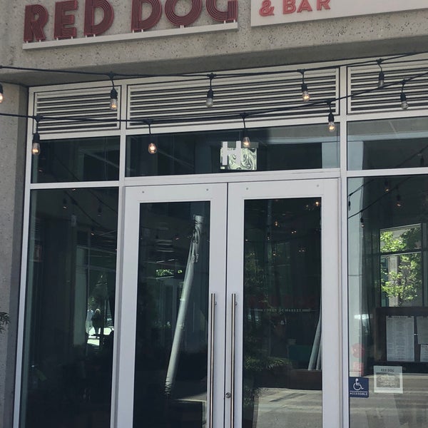 Foto tirada no(a) Red Dog Restaurant &amp; Bar por Enoch L. em 5/21/2018