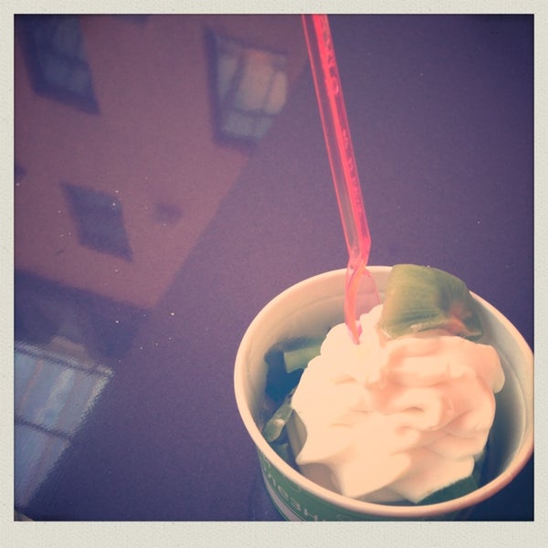 Снимок сделан в YOGU кафе, натуральный замороженный йогурт пользователем Dasha S. 9/16/2013