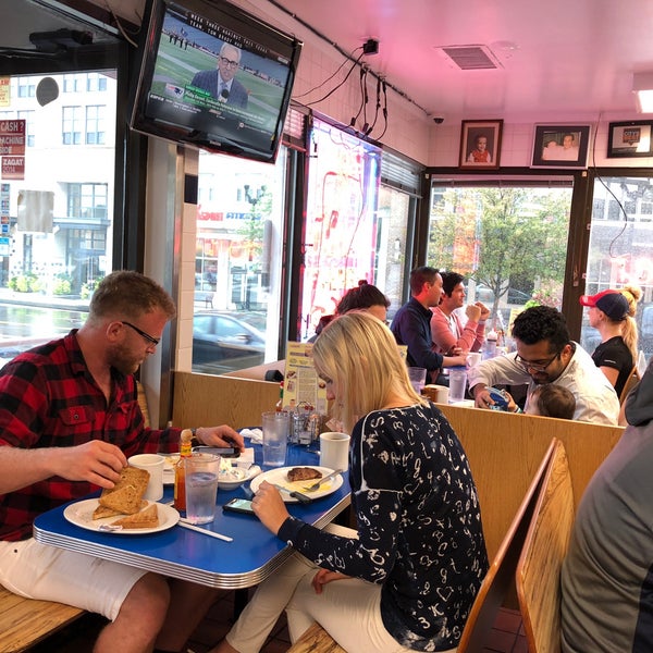 Photo taken at Bob &amp; Edith&#39;s Diner by Mike S. on 9/9/2018