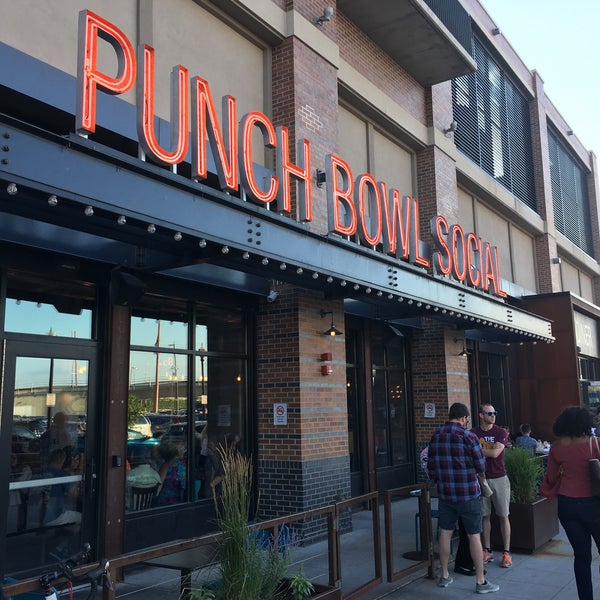 Foto tirada no(a) Punch Bowl Social por Mike S. em 7/8/2017
