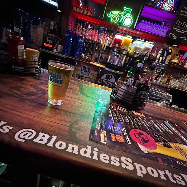 Снимок сделан в Blondies Sports Bar &amp; Grill пользователем Michelle H. 11/3/2022