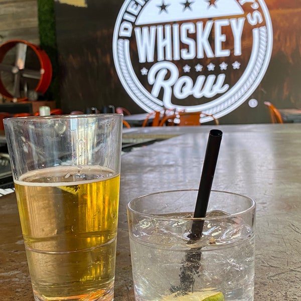 Foto tomada en Dierks Bentley&#39;s Whiskey Row  por Michelle H. el 3/7/2021