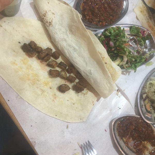 Das Foto wurde bei Mehmet Usta Kebap ve Ciğer Salonu von Can P. am 3/4/2021 aufgenommen