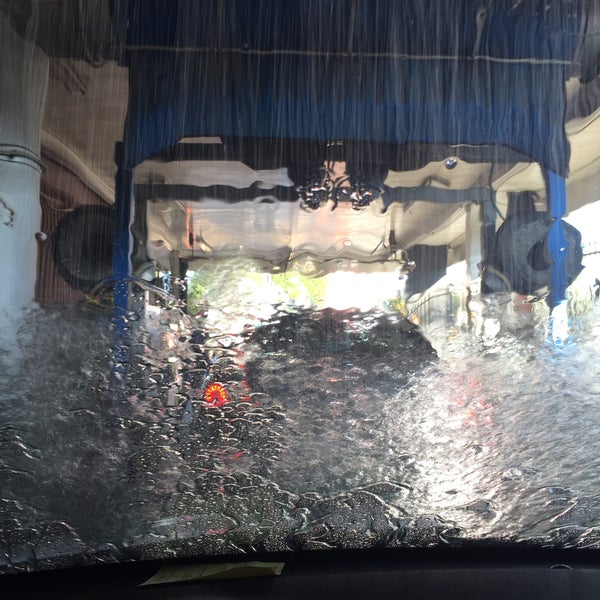 2/8/2015 tarihinde Danielle H.ziyaretçi tarafından Madison Car Wash'de çekilen fotoğraf