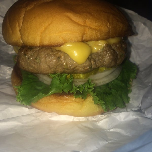 Снимок сделан в The Burger Garage пользователем Marissa M. 7/16/2015