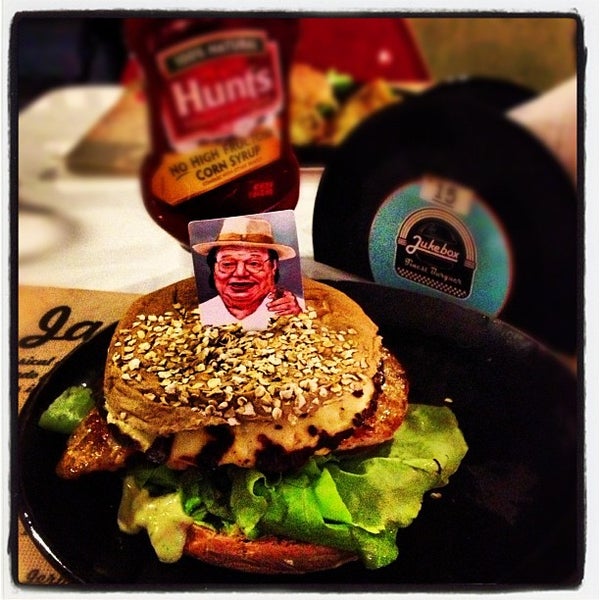 Das Foto wurde bei JukeBox Finest Burger von L Gustavo F. am 10/24/2012 aufgenommen