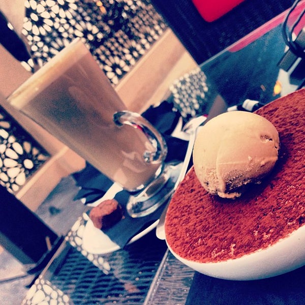 1/9/2013 tarihinde H M Dziyaretçi tarafından Emporio Armani Café- The Pearl Qatar'de çekilen fotoğraf