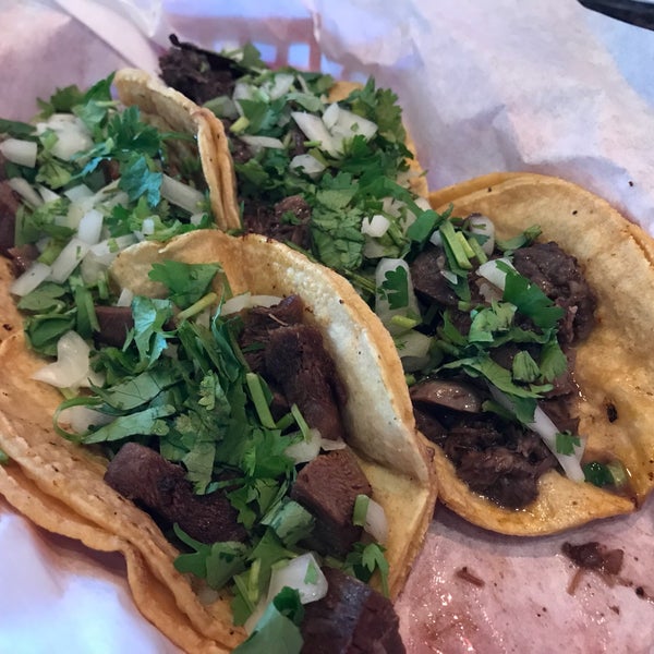Photo prise au Los Tacos par Frank S. le10/22/2017