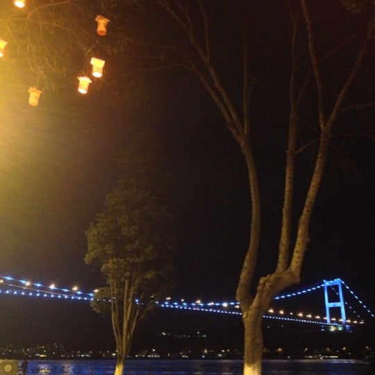 Foto tirada no(a) Bosphorus Lounge por Emin @. em 11/29/2012