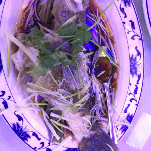 Das Foto wurde bei Harbor Palace Seafood Restaurant von Char A. am 11/23/2017 aufgenommen