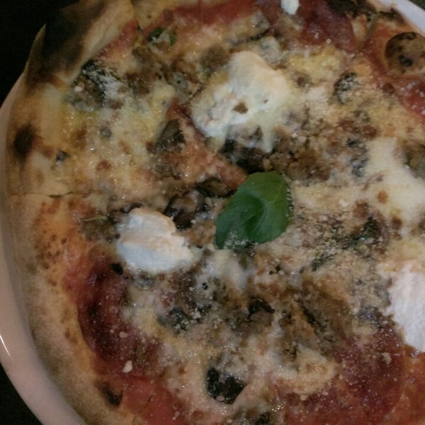 Foto tirada no(a) Bocce Pizzeria por Jill Rachel E. em 4/2/2015