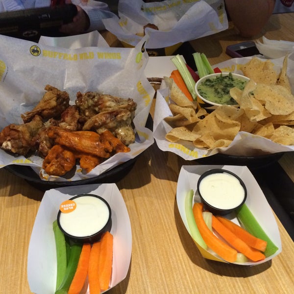 Buffalo Wild Wings Av. Miguel Alemán 108