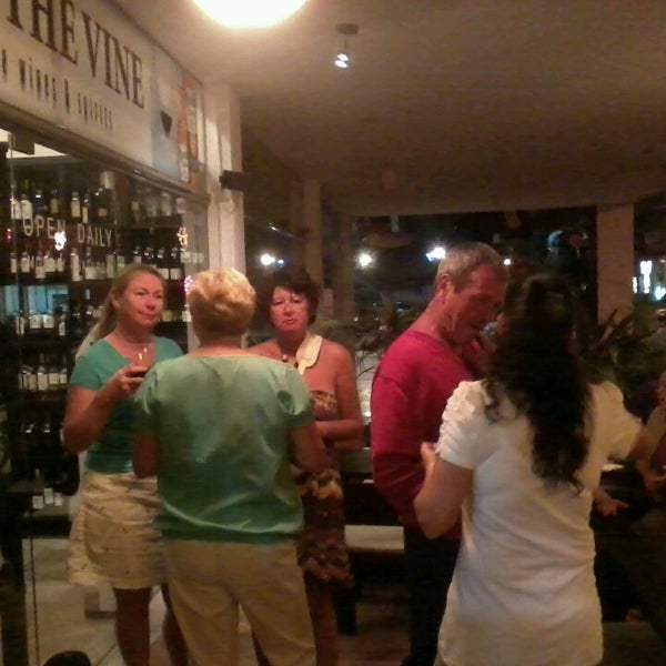 3/7/2013 tarihinde Patricia R.ziyaretçi tarafından Off The Vine Playa Wine &amp; Deli Bar'de çekilen fotoğraf