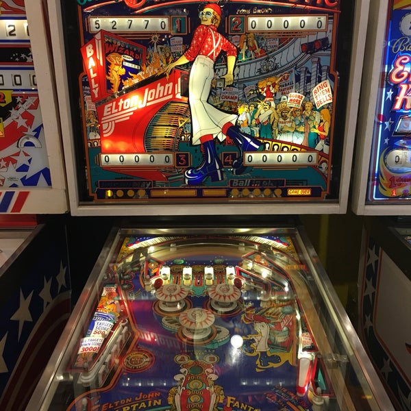 รูปภาพถ่ายที่ Silverball Retro Arcade โดย Tim H. เมื่อ 11/30/2018