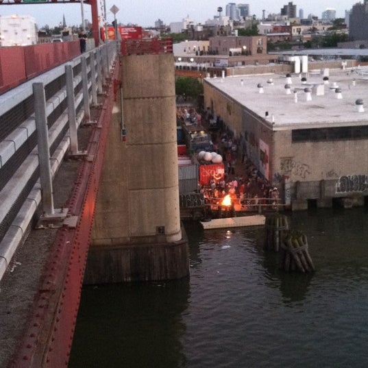รูปภาพถ่ายที่ North Brooklyn Boat Club โดย Dana H. เมื่อ 6/22/2013
