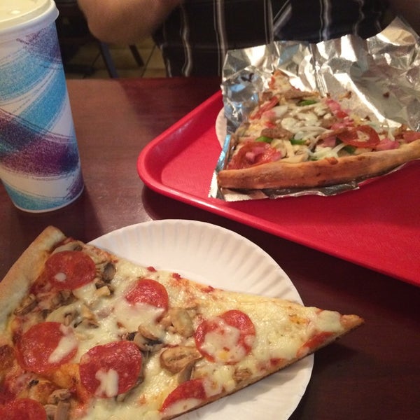 5/3/2014 tarihinde Amelia C.ziyaretçi tarafından Famous Original Ray&#39;s Pizza'de çekilen fotoğraf