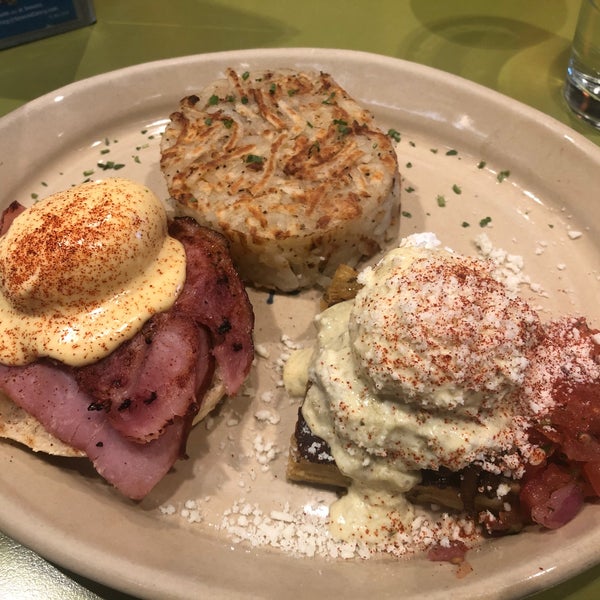 Photo taken at Snooze, an A.M. Eatery by Ted P. on 1/18/2020