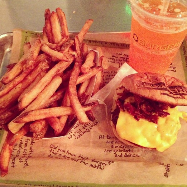 รูปภาพถ่ายที่ BurgerFi โดย Alli L. เมื่อ 3/9/2013