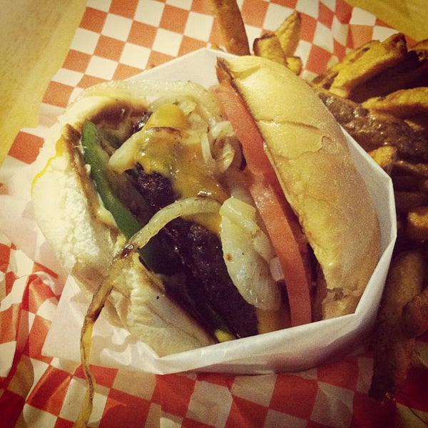 Das Foto wurde bei Burger Brats von Wentworth C. am 1/31/2013 aufgenommen
