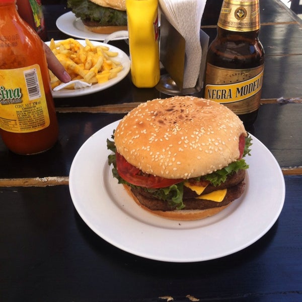 2/28/2014 tarihinde Saul E.ziyaretçi tarafından Salamandras Café'de çekilen fotoğraf