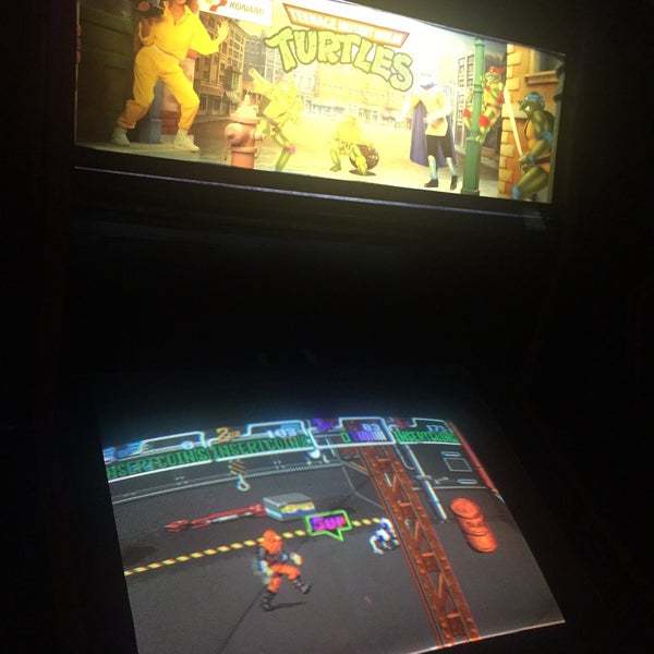 Foto tirada no(a) Two-Bit&#39;s Retro Arcade por Jade N. em 10/16/2016