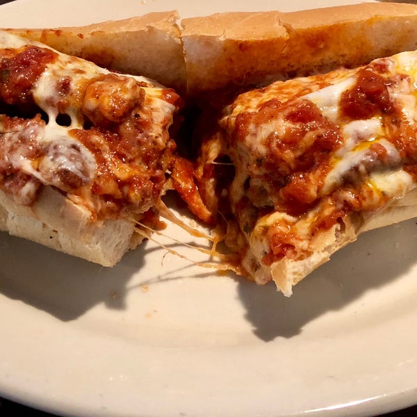 Foto tomada en Mama&#39;s Pizza  por Dana F. el 12/5/2018