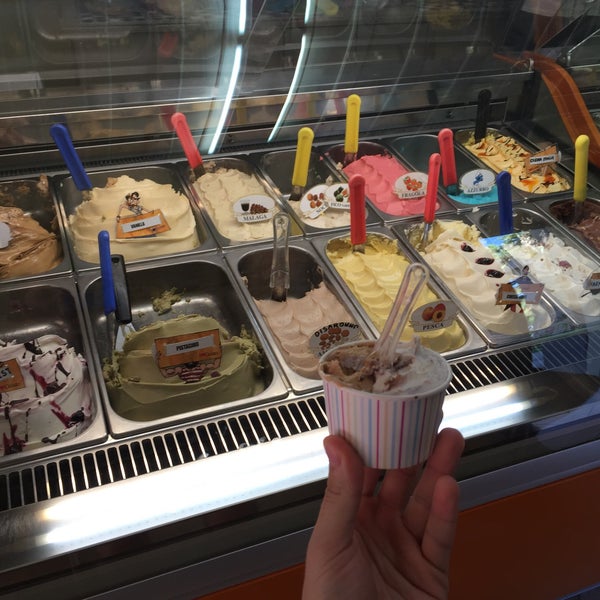 The service was really nice and the ice cream tasted pretty good maybe due to the fact that it's made from fresh milk and not powdered. I definitely recommend trying Oreo, Twix and Biscotello.
