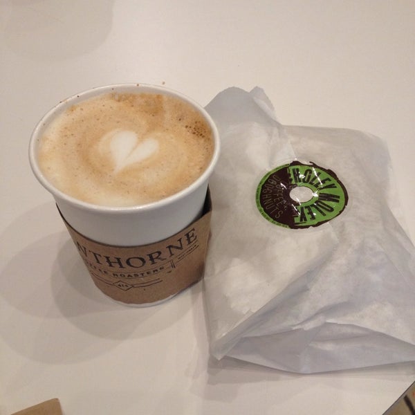 Foto tomada en Holey Moley Coffee + Doughnuts  por Krystal C. el 10/20/2014