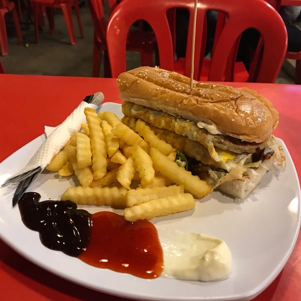 Foto tomada en Mient&#39;s Burger  por Jia Jun W. el 11/20/2018