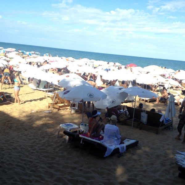 รูปภาพถ่ายที่ Sky Beach Club โดย Nícolas D. เมื่อ 1/13/2013