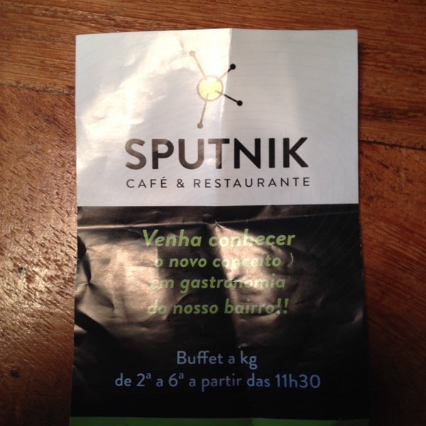 Foto diambil di Sputnik Café &amp; Restaurante oleh Leticia W. pada 5/12/2014